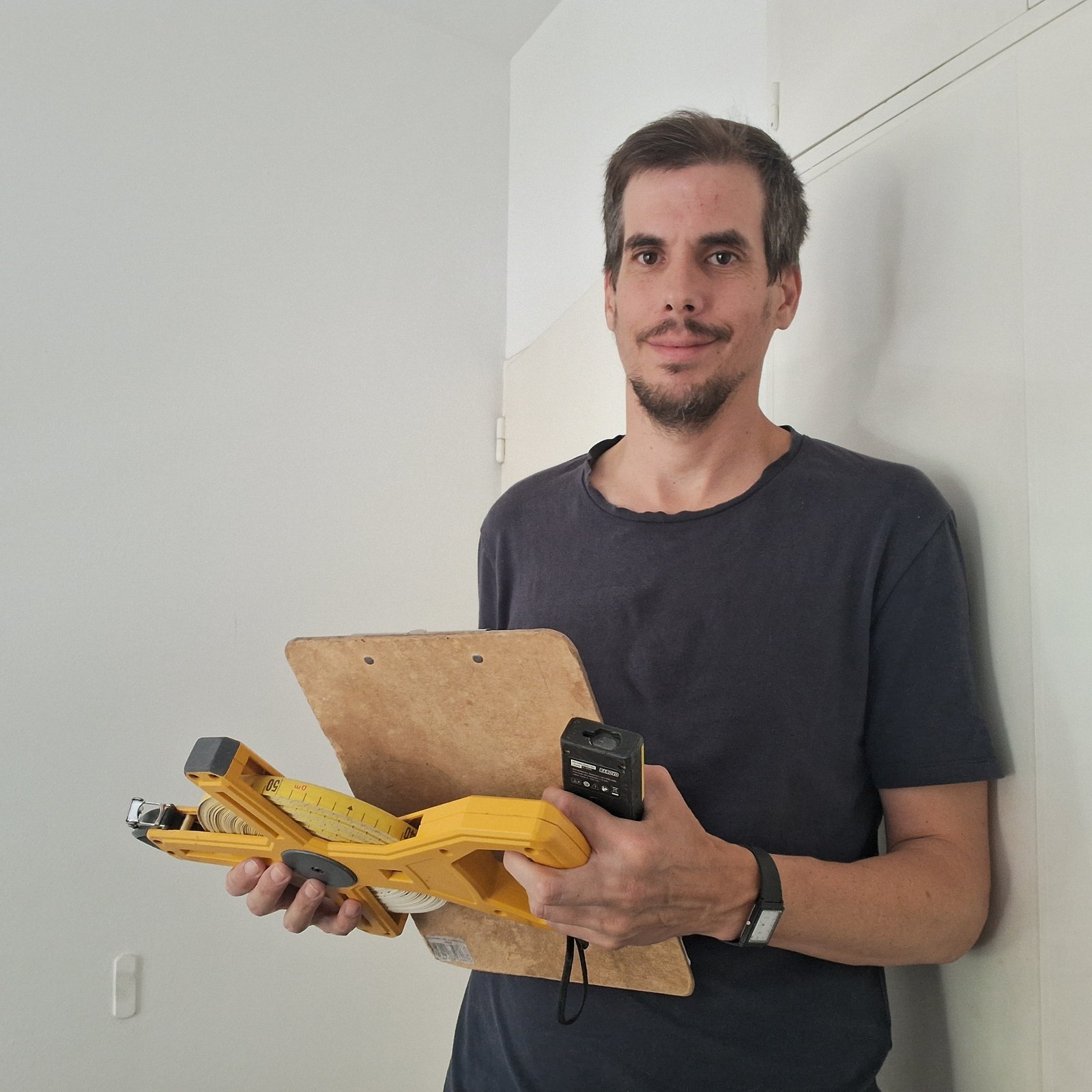 Retrato del agrimensor con instrumentos de trabajo