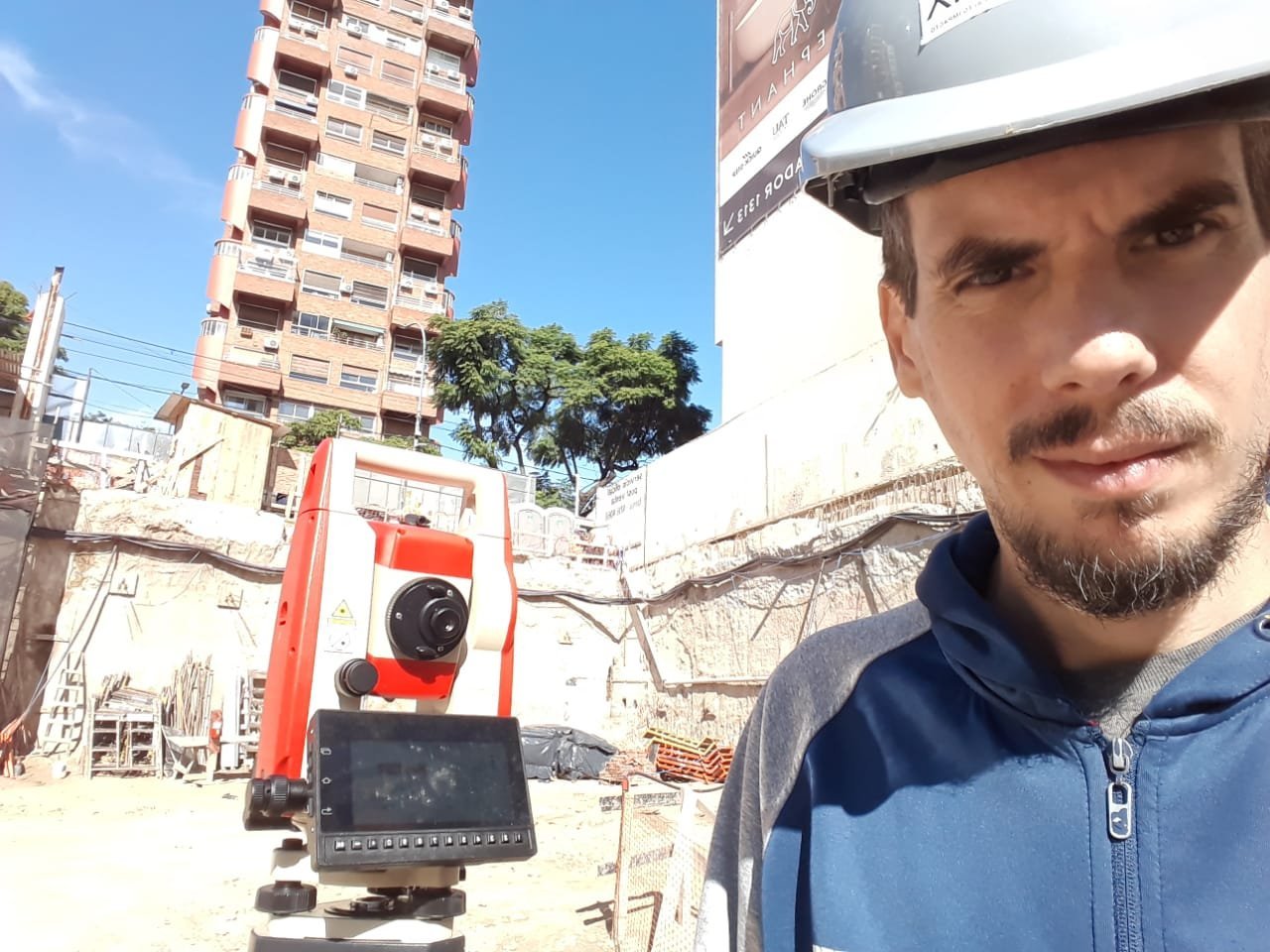 Andrés Bairó junto a una estación total en una obra urbana